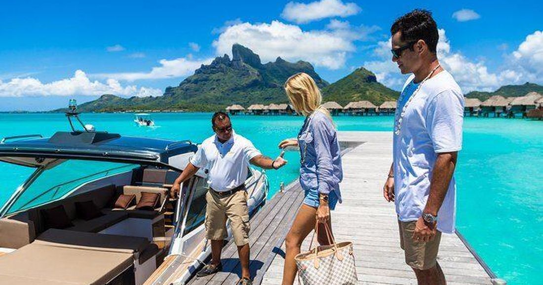 Embarquement sur le bateau privé au ponton, le mont Otemanu en arrière-plan