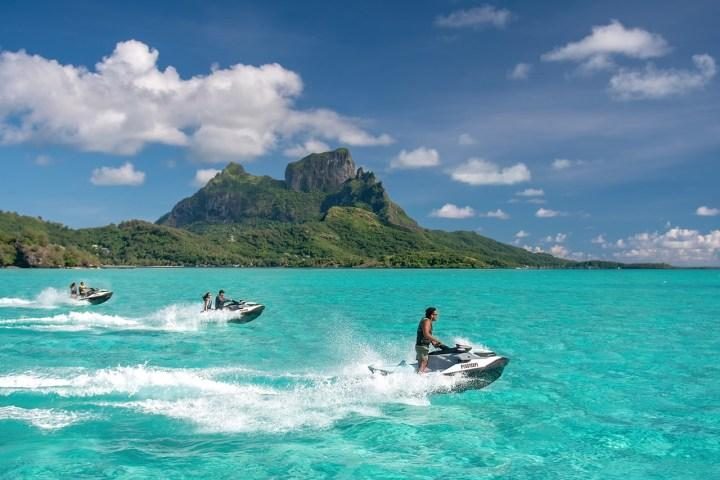 Jet-skis sur le lagon turquoise devant le mont Otemanu