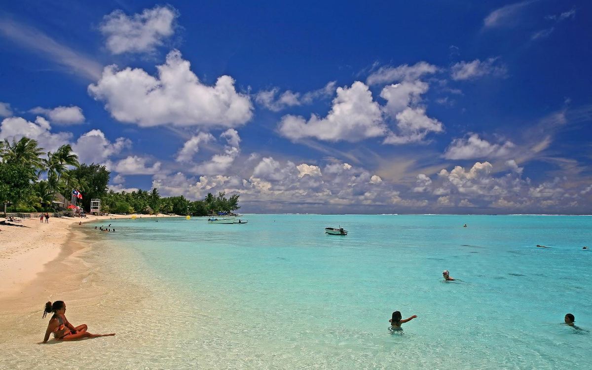 La plage de Matira : sable blanc, lagon turquoise, baigneurs