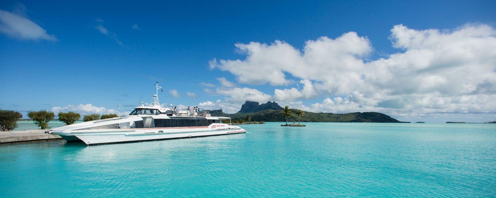 La navette lagonaire accostée au quai, le mont Otemanu en arrière-plan